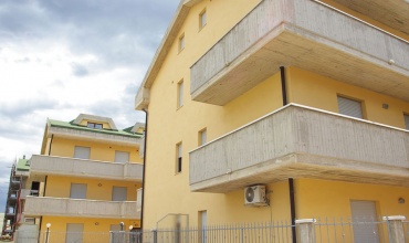 Wohnung mit Balkon und Garage