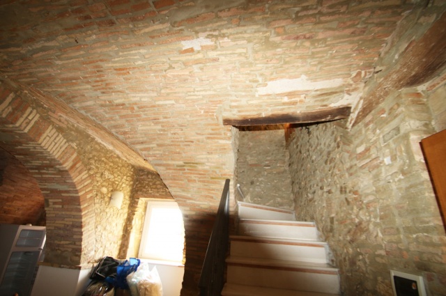 Treppe und Backsteingewölbedecken