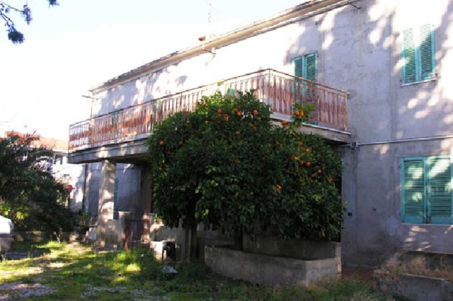 Fassade und Balkon des Landhauses in Pollutri