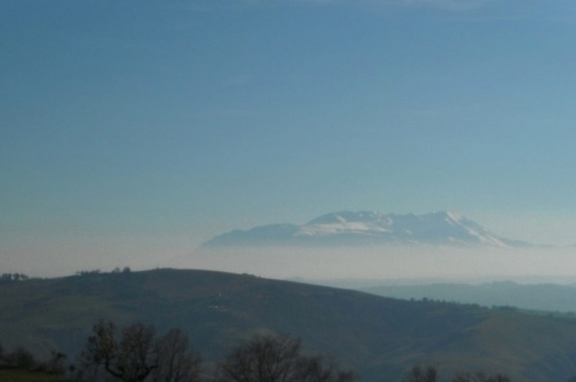 Blick auf Hügel und Berge eines Grundstückes in Atri