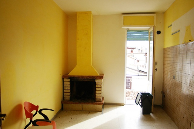 Küche mit Kamin in Wohnung in Castilenti