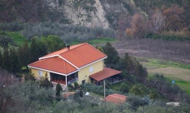 Einfamilienhaus zum Kauf in Atri mit Grundstück, Nebengebäude und Garage