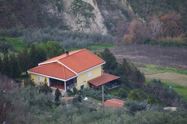 Einfamilienhaus zum Kauf in Atri mit Grundstück, Nebengebäude und Garage