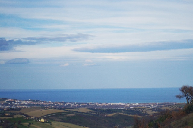 Blick auf Hügel und das Meer Einfamilienhaus auf dem Land in der Nähe von Atri