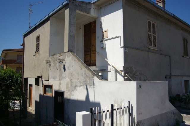 Fassade von Haus zum Renovieren in Borgo Santa Maria Pineto