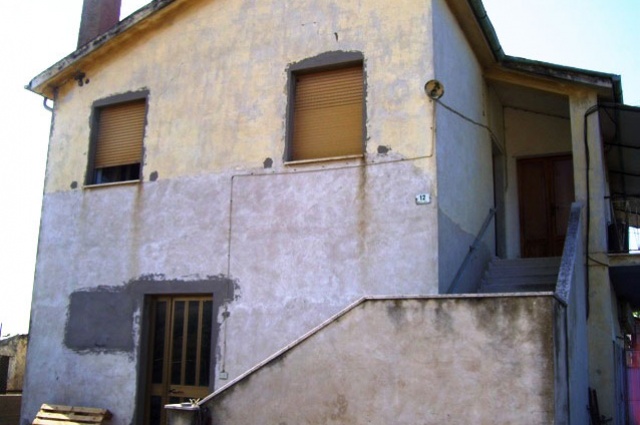 Fassade von Landhaus zum Kauf in Roseto degli Abruzzi