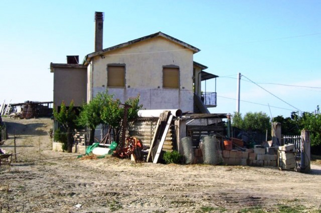Landhaus und Grundstück zum Kauf in Roseto degli Abruzzi